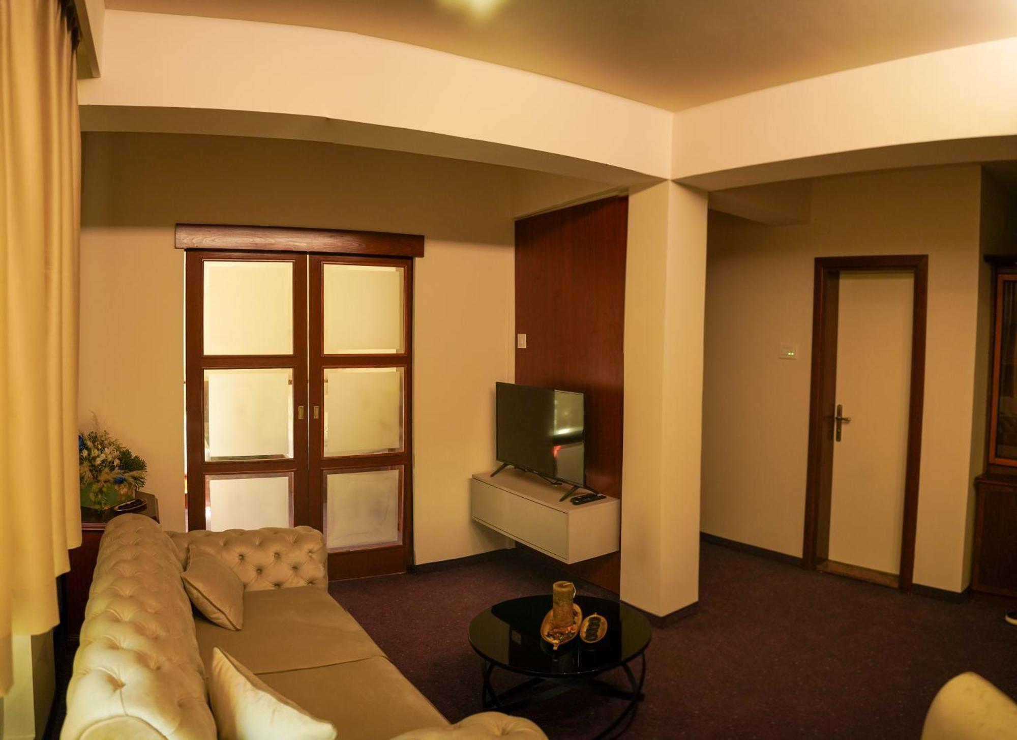 Hotel Лакташи Экстерьер фото